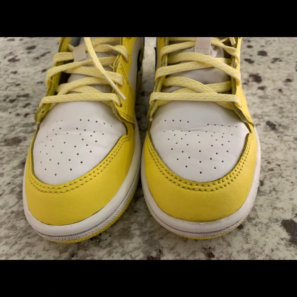 Nike‎ Air Jordan 1 Mid SE TD Rose Patch Dynamic Yellow Size 1 Authentic
